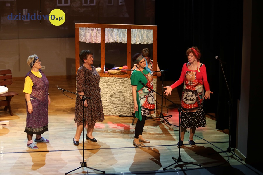 4 kobiety stoją i śpiewają na scenie