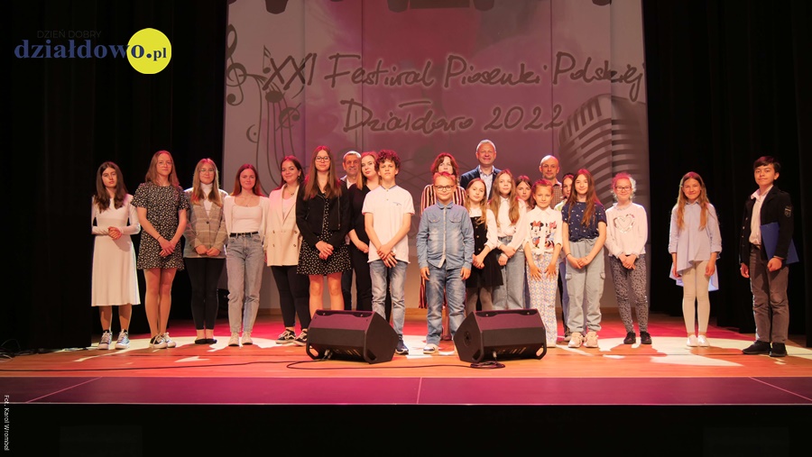 na scenie widowiskowej Miejskiego Domu Kultury w Działdowie stoją uczestnicy Eliminacji miejskich Festiwalu Piosenki Polskiej 2022