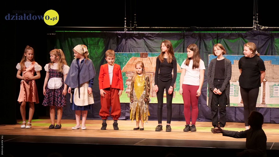 na scenie stoją dzieci występujące w przedstawieniu „Złota Rybka”