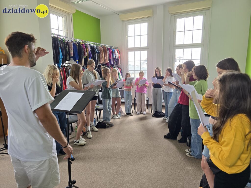 uczestnicy sekcji wokalnej MDK podczas zajęć