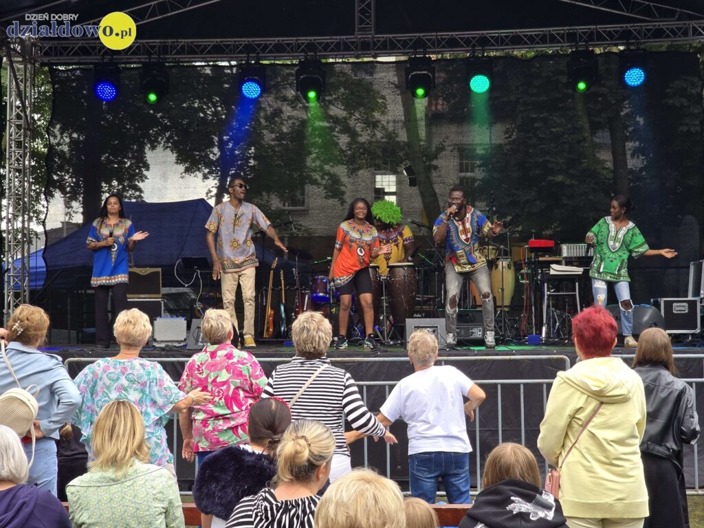 na scenie występ zespołu "Jambo Africa"