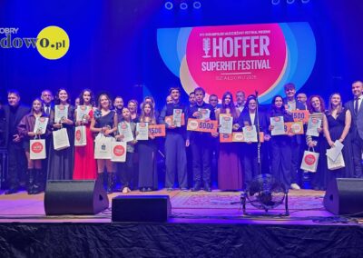 pamiątkowa fotografia laureatów XVII Ogólnopolskiego Młodzieżowego Festiwalu Piosenki Hoffer Superhit Festival Działdowo 2025 wraz z jurorami, patronami i sponsorami