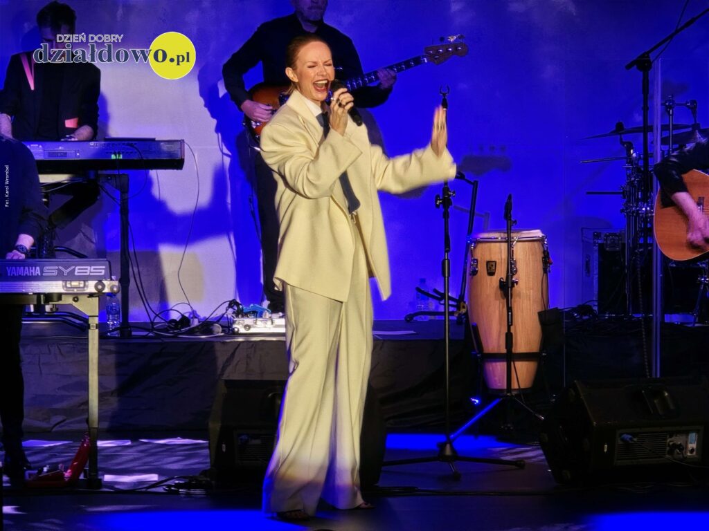 wokalistka Kasia Stankiewicz podczas koncertu w Miejskim Domu Kultury w Działdowie