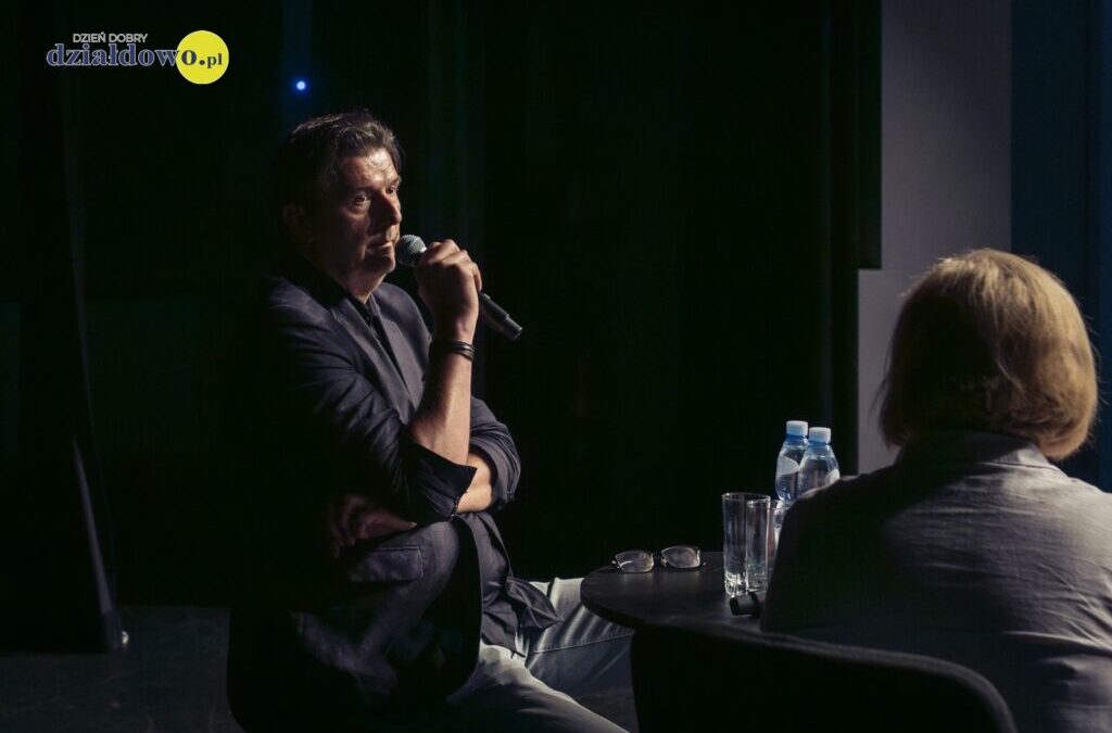 Sukces reżysera z Działdowa na 51. FPFF. Maciej Sobieszczański z główną nagrodą za film „Przez ścianę”